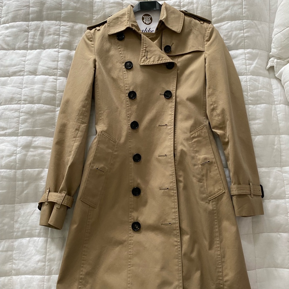 NWOT Burberry Sandringham Long Trench. UK 6, US 4, IT 38.
